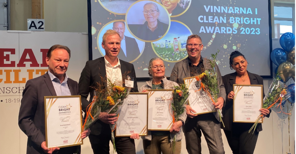 Människor som får pris på Clean Bright Awards.