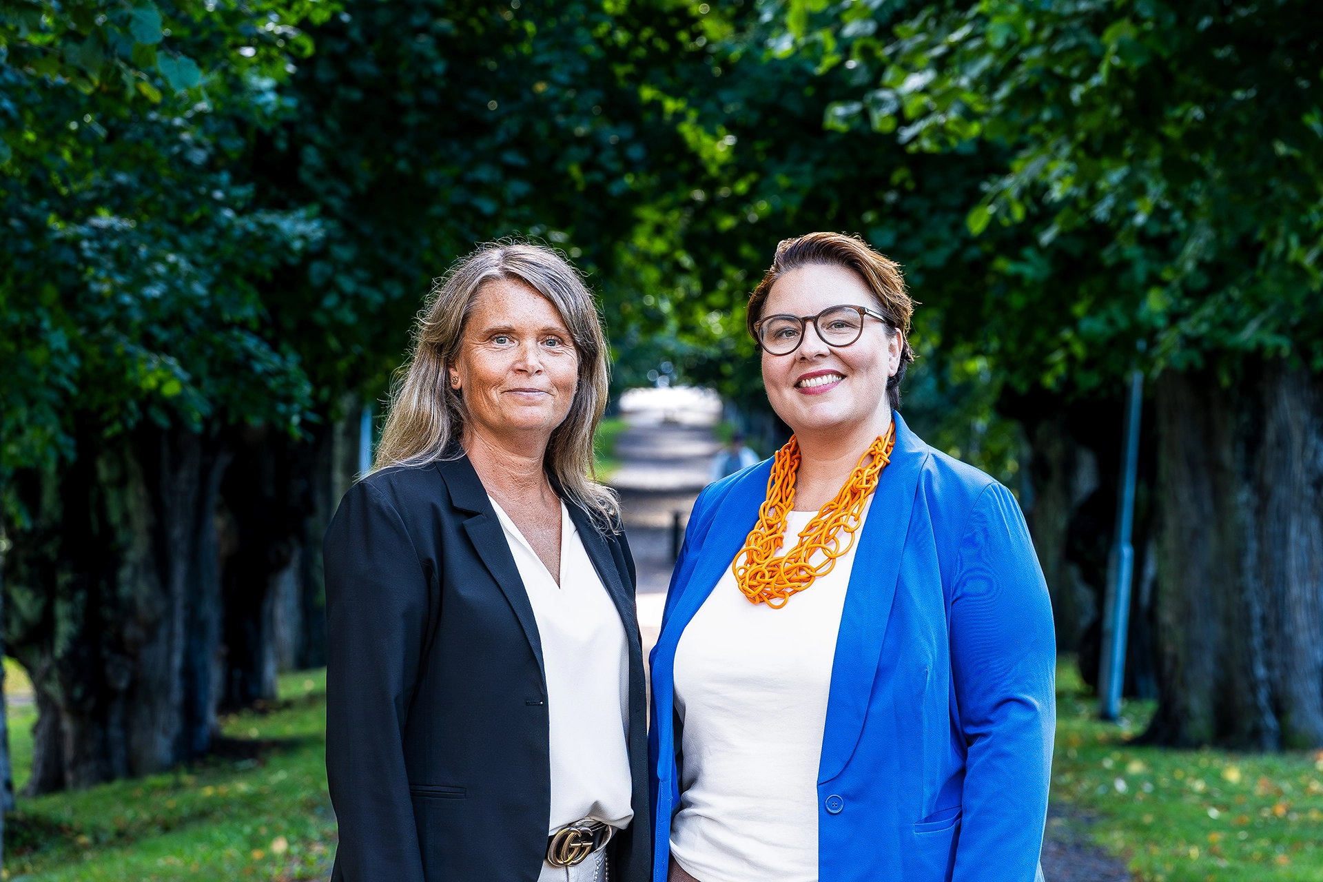 Två kvinnor utomhus som representerar MIAB.